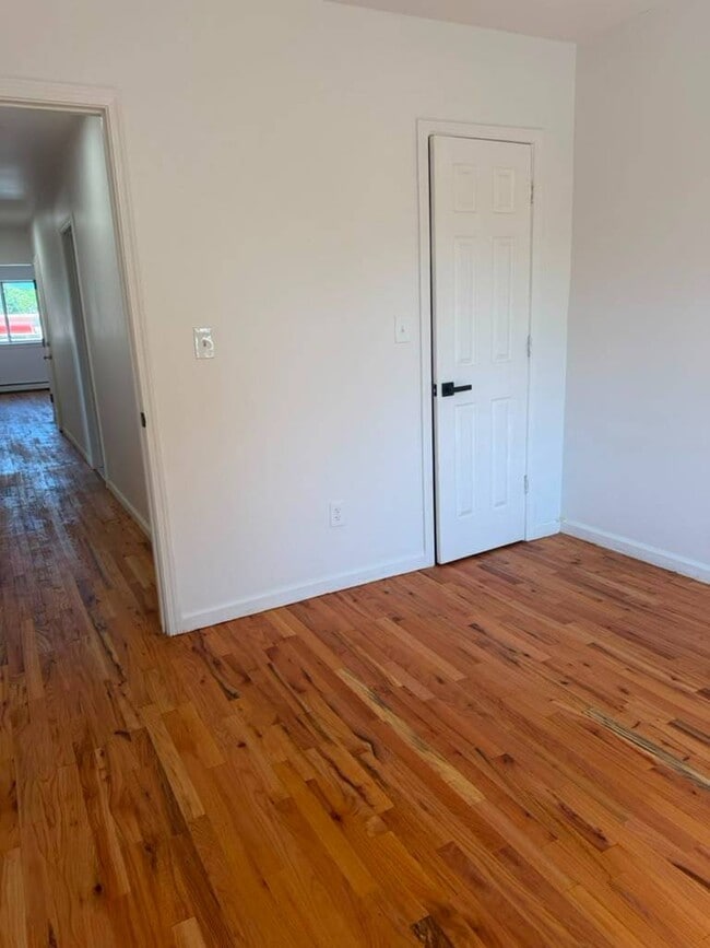 Building Photo - 4334 Baychester Ave