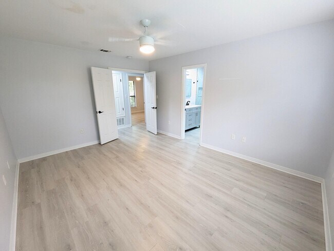 Building Photo - 1837 Sunrise Dr