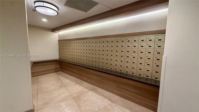 Building Photo - 3701 N Country Club Dr
