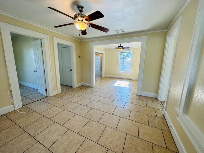 Building Photo - 3/1 2nd Story Duplex - Newly Updated!