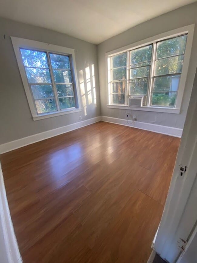 Building Photo - 2 Bed 1 Bath Home | Pet Friendly | Washer Dryer Hook Ups | Section 8 Welcome