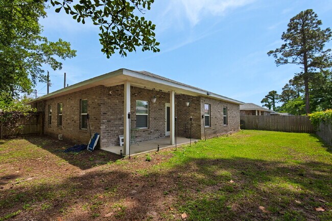 Building Photo - "Charming 3-Bed Home in Mary Esther with $200.00 Off First Full Month's Rent!"