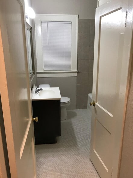 Bath Room - 1125 W Gray St