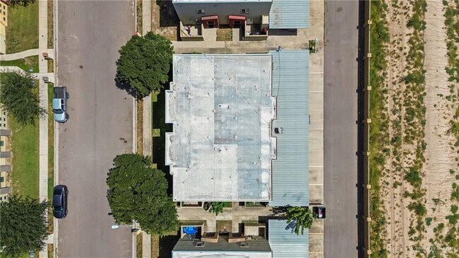 Building Photo - 1304 E Camellia Ave