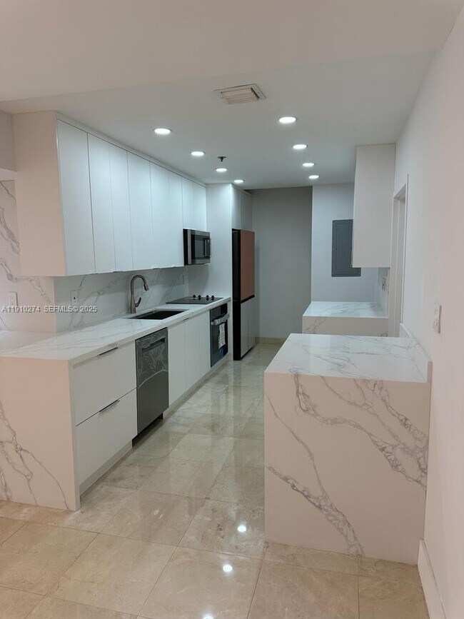 Building Photo - 251 Crandon Blvd