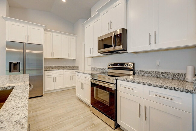 Building Photo - 2352 SW Plum Ct
