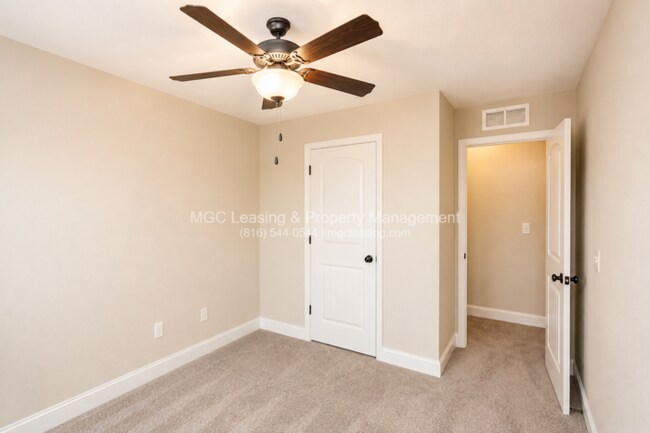 Building Photo - 3 Bedroom Luxury Townhome in Lee's Summit