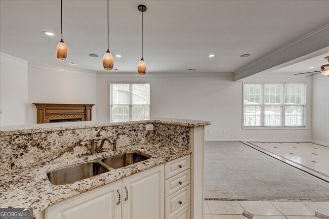 Building Photo - 1033 Pinehurst Dr