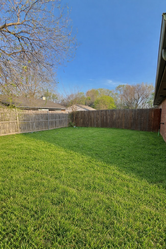 Building Photo - 1008 Acacia Cir