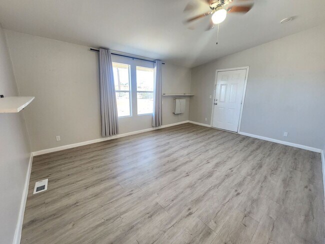 Building Photo - Large 3 Bedroom in Hansen Track