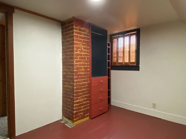 Building Photo - Country Home!