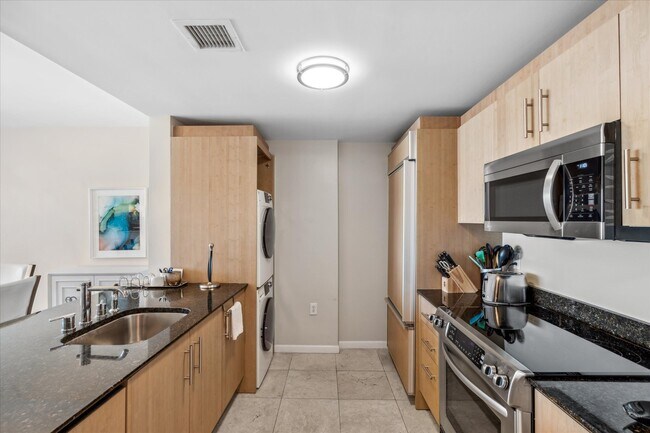 Building Photo - 10275 Collins Ave