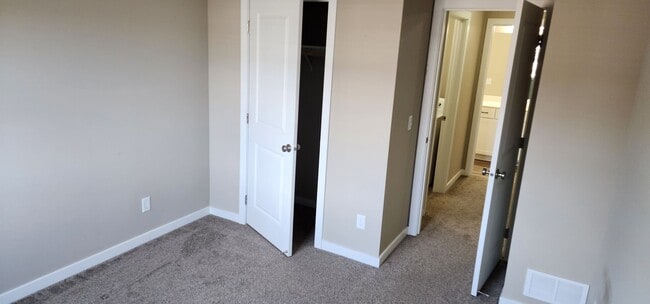 Building Photo - Beautiful 2 Bedroom 1 Bath End Unit Townhouse