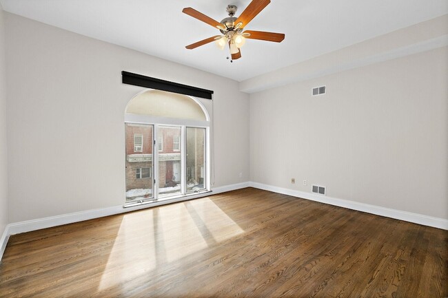 Building Photo - 556 1st St