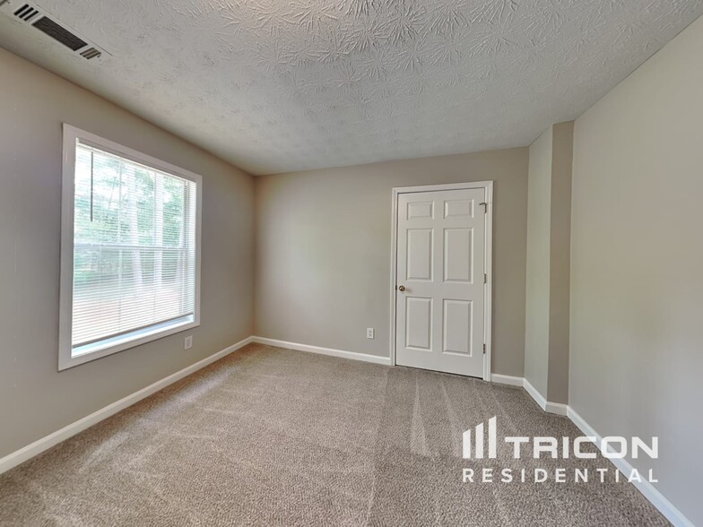 Building Photo - 2777 Brook Forest Dr