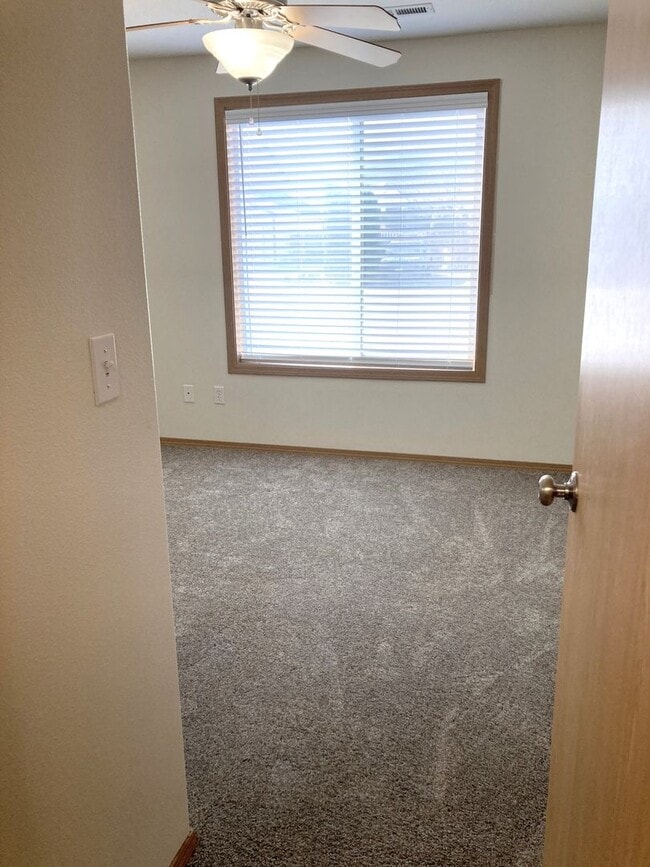 Building Photo - Ranch-Style Home With Gas Fireplace and Washer/Dryer Included! 1 Small Dog Welcome!