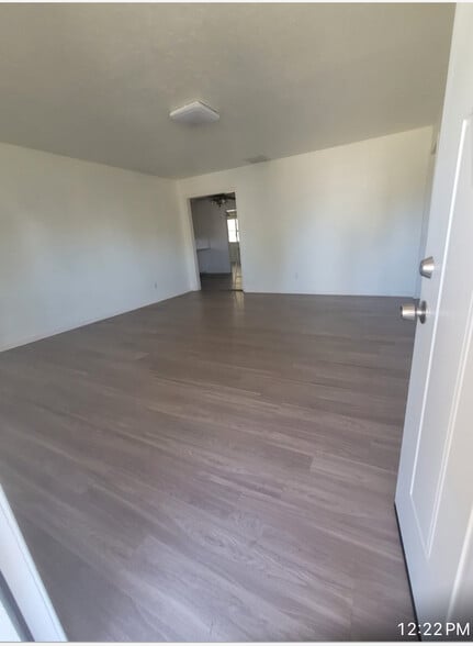 Living room - 3112 N Viewpoint Dr