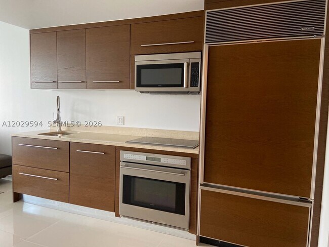 Building Photo - 495 Brickell Ave