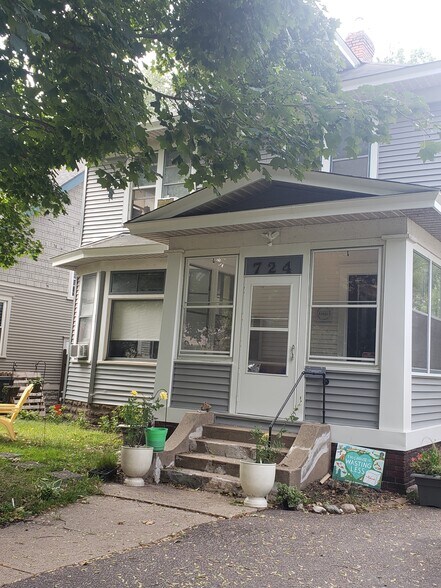 Building Photo - 724 Como Ave
