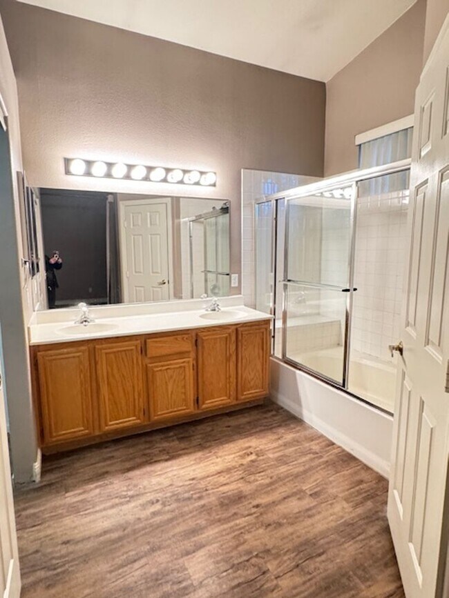 Building Photo - Charming  3-bedroom, 2-bathroom