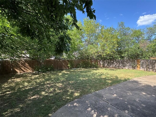 Building Photo - 2305 Darnell Dr
