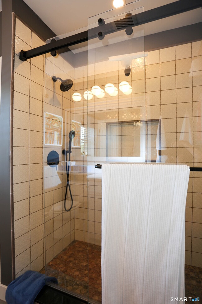 Building Photo - 36 Turn of River Rd