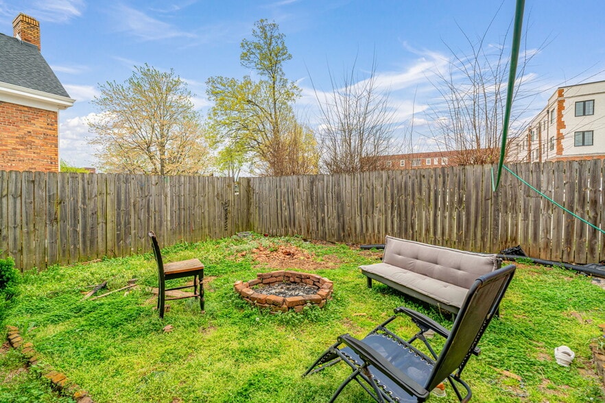 Building Photo - 1606 Laurel Ave