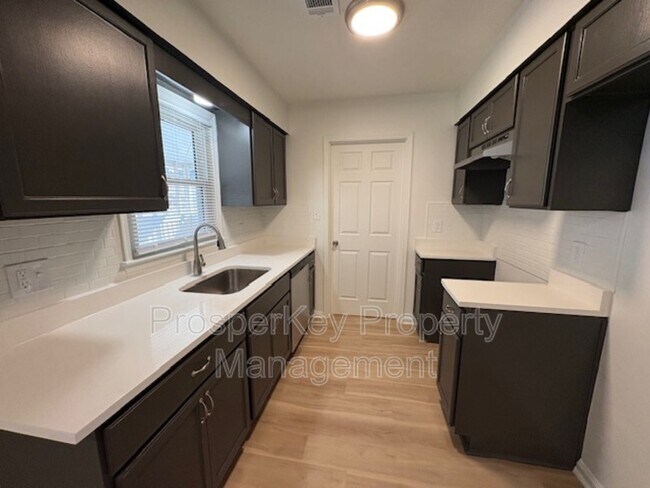 Building Photo - 2408 Midway Dr