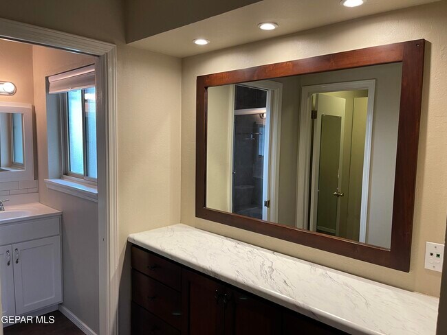 Building Photo - 9220 Lait Dr