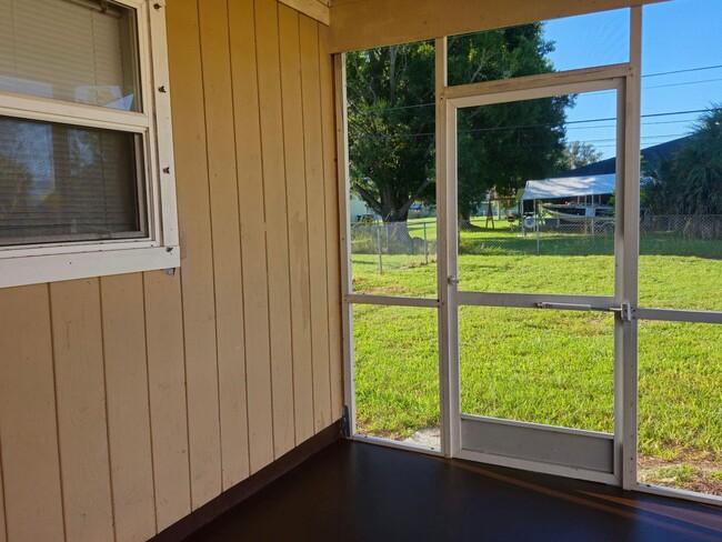 Building Photo - Very Cozy 2 Bedroom 1 Bath with Water incl...