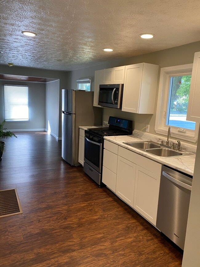 Building Photo - Newly Renovated 3 bed 2 bath House w/ deta...