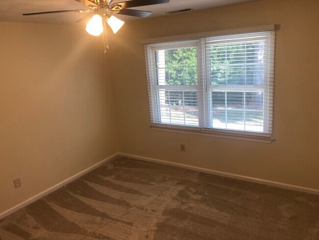 Building Photo - 2416 Creekmore Ct