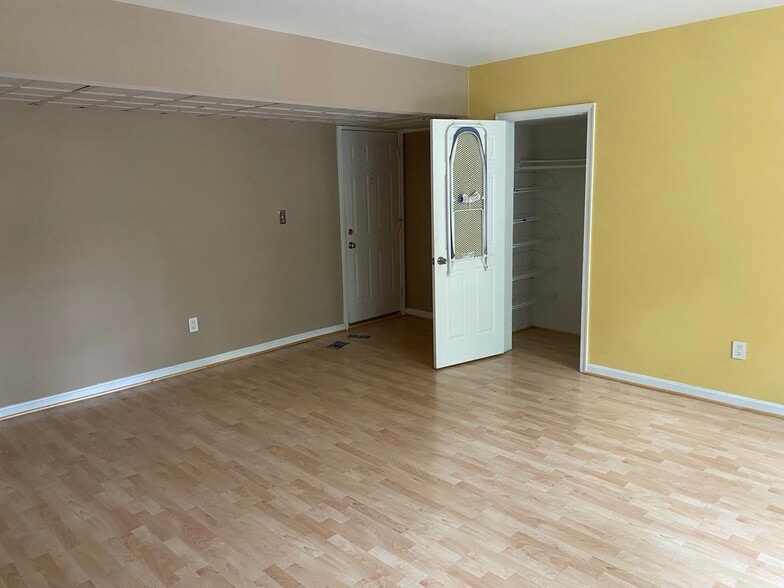 Building Photo - 1728 N Queens Ln