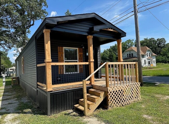 Building Photo - 2510 Sheridan Rd