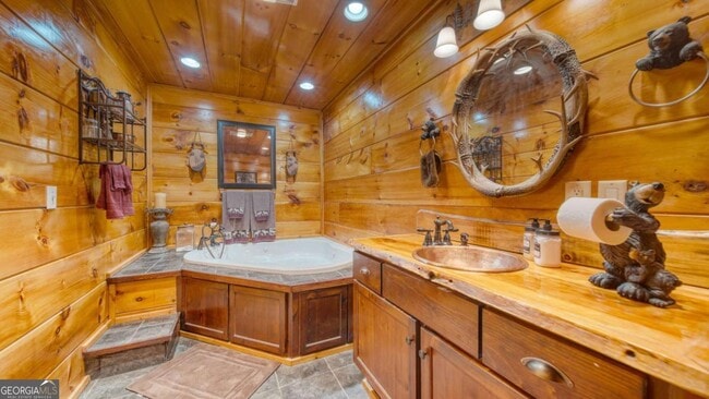 Building Photo - 911 Summit Way