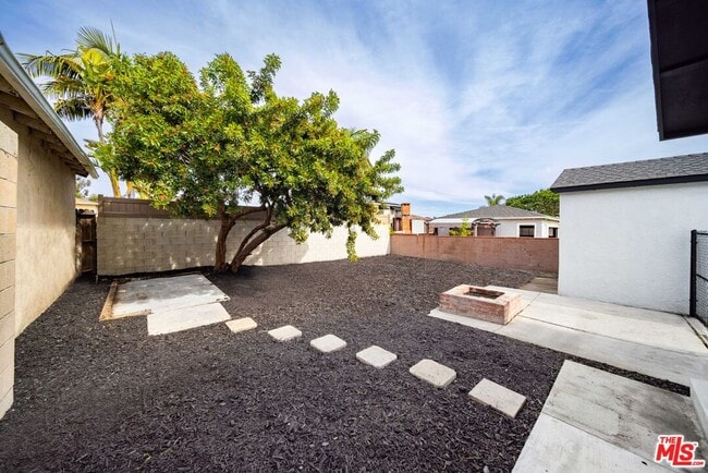 Building Photo - 1368 W Summerland Ave