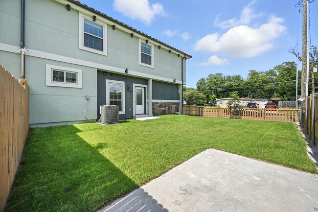 Building Photo - ***936 Elwood Duplex***
