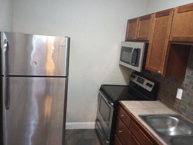 Building Photo - 912-914 E 39th St