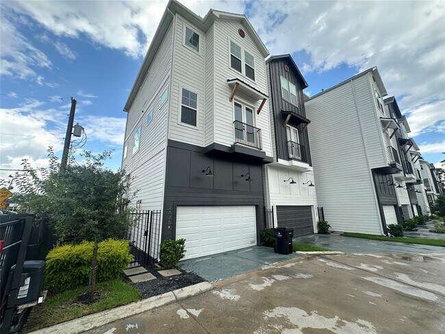Primary Photo - 2828 Versailles Oak Ln