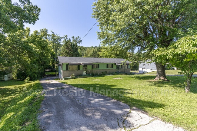 Building Photo - 708 Dutch Valley Drive Northeast - 1