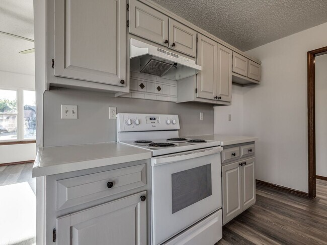 Building Photo - Move in discount / $800 first month rent