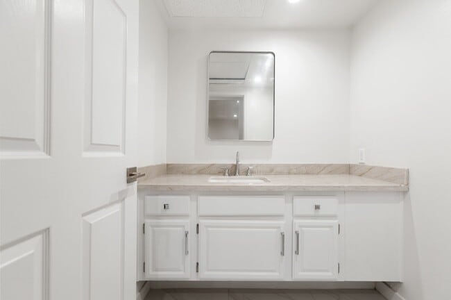 Building Photo - Beverly Hills Prime Location - 2 bed 2.5 bathroom