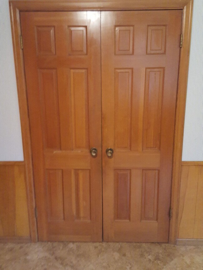 Building Photo - University Place 2bd 2bth, with bonus/office, $2,995 includes yard care and utilities other than ...