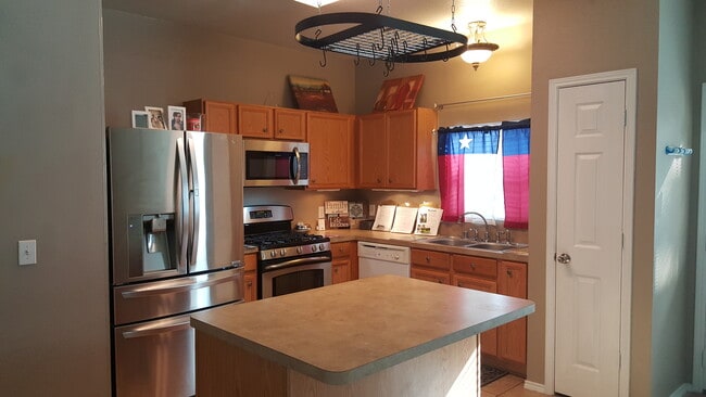 Kitchen:10X10, Natural wood kitchen cabinetry with decorative knobs. Under cabinet night light. New French 4 doors Stainless steel Refrigerator. Window drapes/blinds. Dishwasher, Ceiling fans, spacious kitchen with lots of cabinets - 23619 Twisting Falls Drive