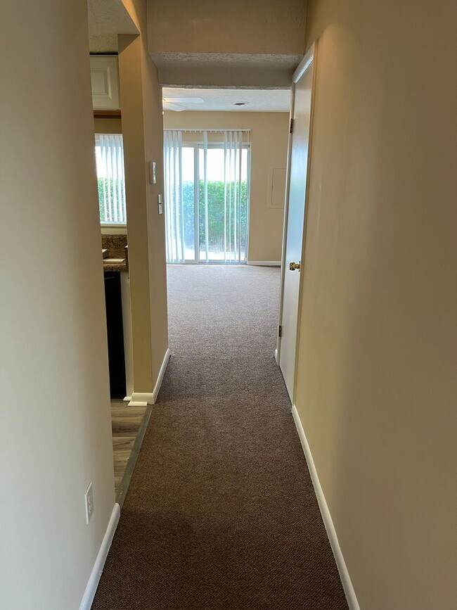 Building Photo - 2 Bedroom 1 1/2 Bath Townhome