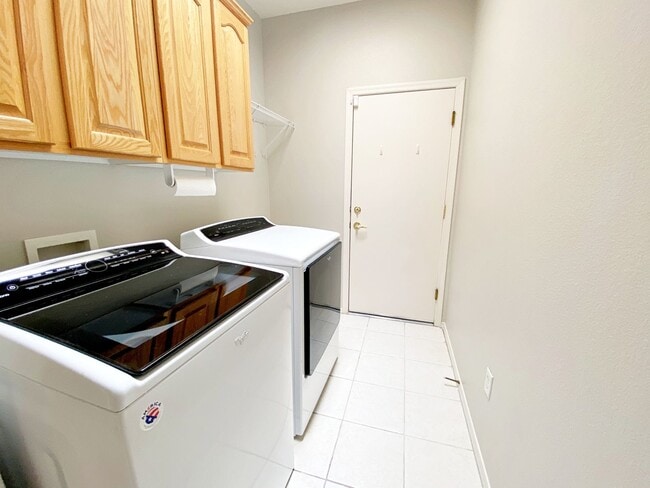 Building Photo - 2 BEDROOM SINGLE STORY IN AGE RESTRICTED S...