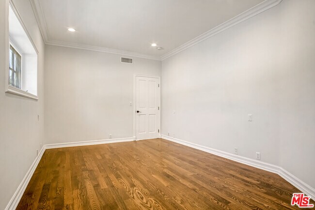 Building Photo - 116 N Palm Dr