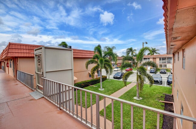 Building Photo - 564 Saxony Dr