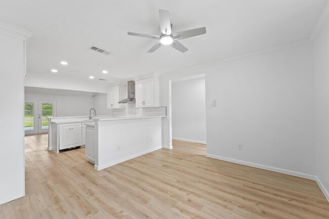 Building Photo - 406 Riverbend St