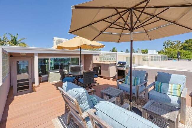 Building Photo - Spectacular 2 Bd/2Ba Glorietta Bay Condo.